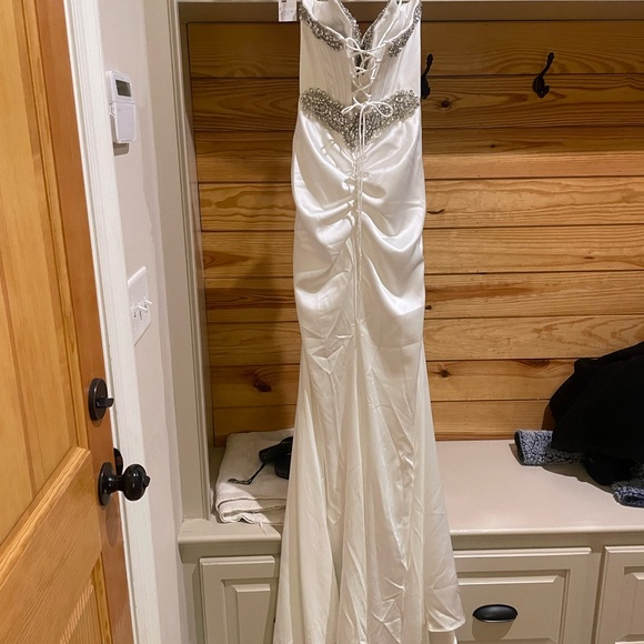 White Jovani dress. Brand new. Use for Beauty and beauty, prom or homecoming - Picture 3 of 4